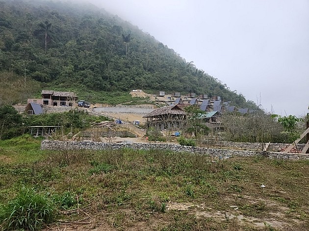 Lạ kỳ công trình kinh doanh du lịch không phép trơ gan giữa bản làng Lạ kỳ công trình kinh doanh du lịch không phép trơ gan giữa bản làng