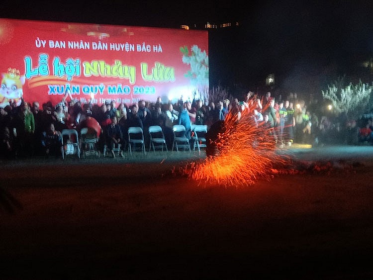 Màn nhảy lửa đặc sắc trên miền cao nguyên trắng Bắc Hà Màn nhảy lửa đặc sắc trên miền cao nguyên trắng Bắc Hà