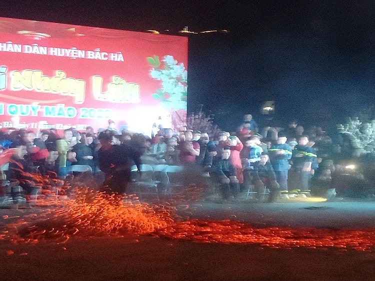 Màn nhảy lửa đặc sắc trên miền cao nguyên trắng Bắc Hà Màn nhảy lửa đặc sắc trên miền cao nguyên trắng Bắc Hà