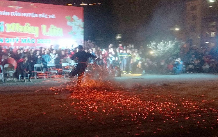 Màn nhảy lửa đặc sắc trên miền cao nguyên trắng Bắc Hà Màn nhảy lửa đặc sắc trên miền cao nguyên trắng Bắc Hà