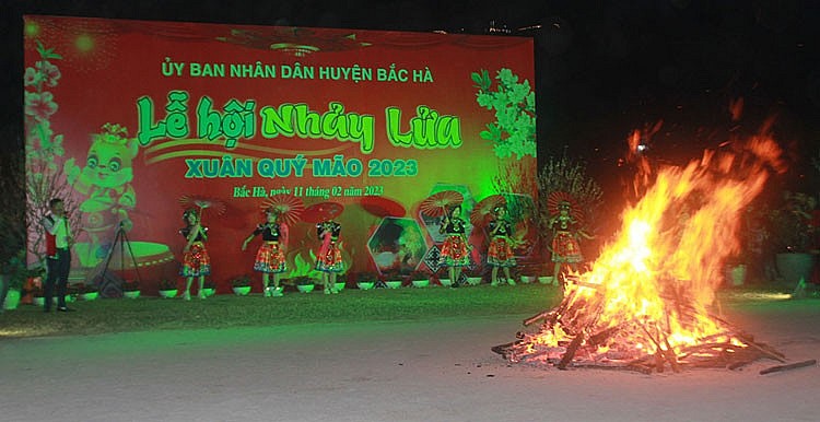 Màn nhảy lửa đặc sắc trên miền cao nguyên trắng Bắc Hà Màn nhảy lửa đặc sắc trên miền cao nguyên trắng Bắc Hà