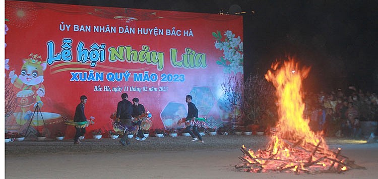 Màn nhảy lửa đặc sắc trên miền cao nguyên trắng Bắc Hà Màn nhảy lửa đặc sắc trên miền cao nguyên trắng Bắc Hà