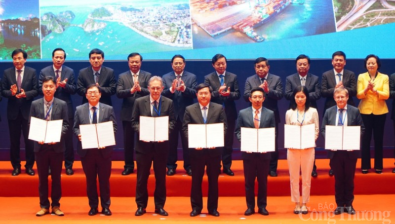 Thứ trưởng Bộ Kế hoạch và Đầu tư Trần Duy Đông và đại diện 6 đối tác phát triển Vùng đồng bằng sông Hồng công bố Biên bản ghi nhớ, biên bản hợp tác và Thư bày tỏ quan tâm tài trợ. Thứ trưởng Bộ Kế hoạch và Đầu tư Trần Duy Đông và đại diện 6 đối tác phát triển Vùng đồng bằng sông Hồng công bố Biên bản ghi nhớ, biên bản hợp tác và Thư bày tỏ quan tâm tài trợ.