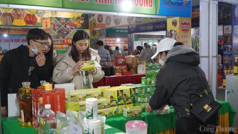 Tỉnh Quảng Ninh đang chú trọng phát triển thương mại, dịch vụ gắn với du lịch Tỉnh Quảng Ninh đang chú trọng phát triển thương mại, dịch vụ gắn với du lịch