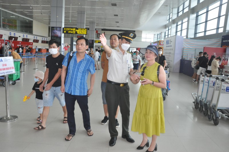 An ninh hàng không Nội Bài trả lại 1,2 tỷ đồng hành khách bỏ quên ở sân bay An ninh hàng không Nội Bài trả lại 1,2 tỷ đồng hành khách bỏ quên ở sân bay