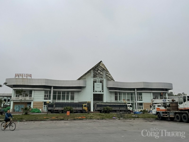 Ga Hạ Long nằm trong tiểu dự án Hạ Long - Cái Lân, thuộc dự án xây dựng tuyến đường sắt Yên Viên - Phả Lại - Hạ Long - Cái Lân