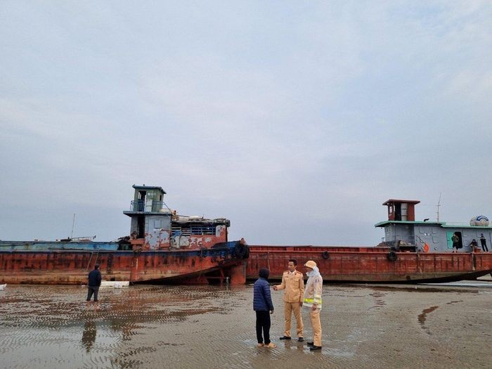 Đến sáng 14/2, lực lượng chức năng đã tìm được thi thể anh N.V.D, người điều khiển sà lan số hiệu NĐ-0413 Đến sáng 14/2, lực lượng chức năng đã tìm được thi thể anh N.V.D, người điều khiển sà lan số hiệu NĐ-0413