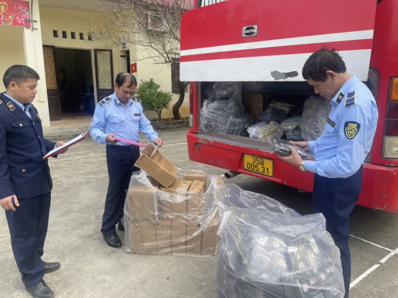 Thu giữ hàng nghìn sản phẩm nhập lậu trên xe khách tuyến Lạng Sơn - Ninh Bình