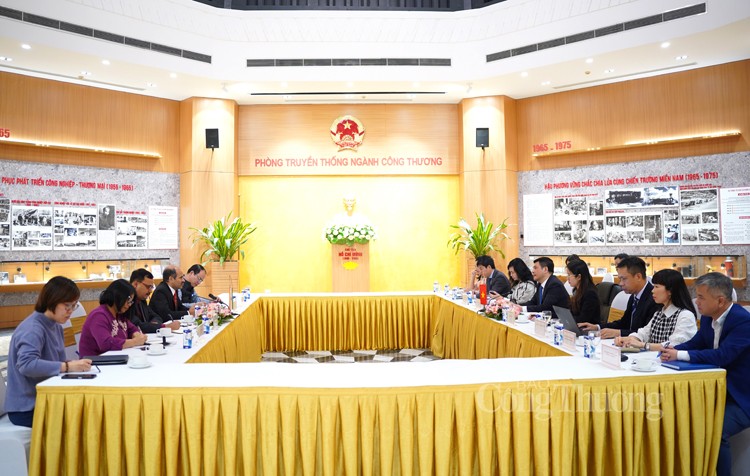 Bộ trưởng Nguyễn Hồng Diên làm việc với Đại sứ Ấn Độ tại Việt Nam Bộ trưởng Nguyễn Hồng Diên làm việc với Đại sứ Ấn Độ tại Việt Nam