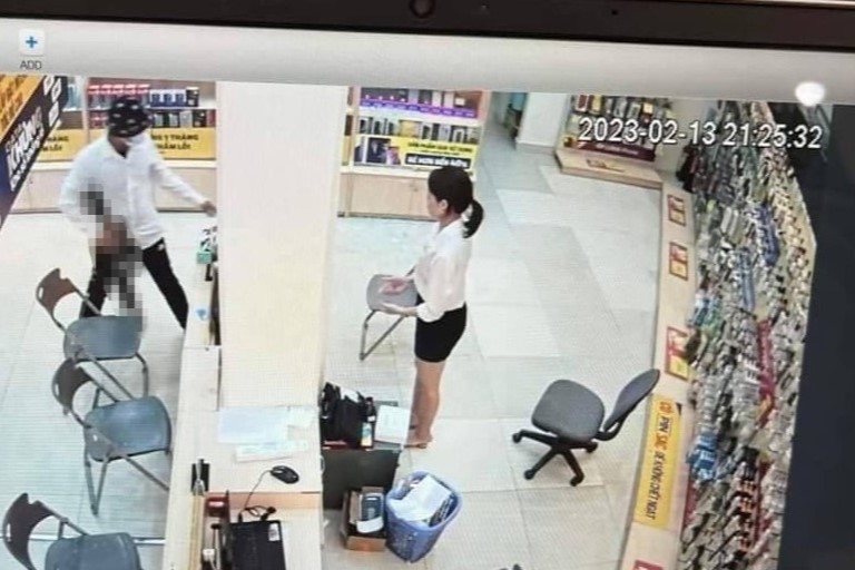 Hình ảnh camera ghi lại vụ cướp tài sản táo tợn này. Hình ảnh camera ghi lại vụ cướp tài sản táo tợn này.