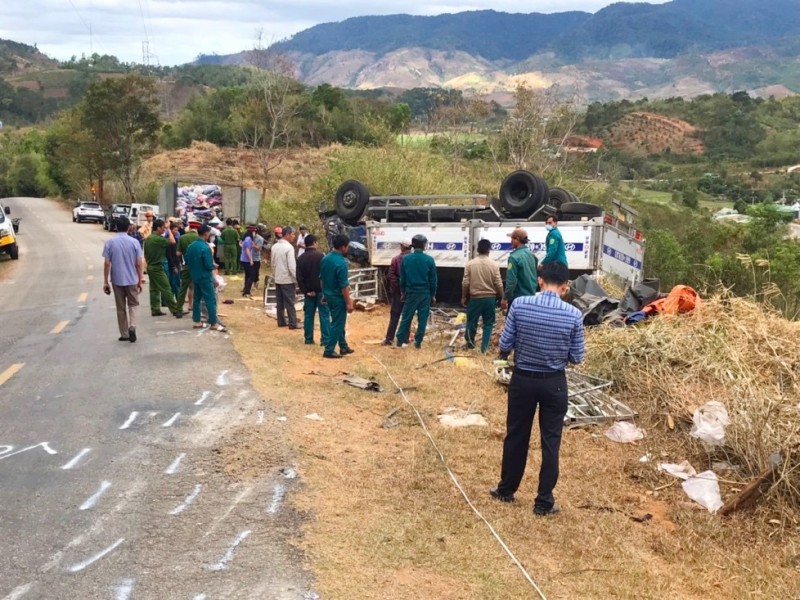 Hiện trường vụ lật xe khiến 3 người thương vong.