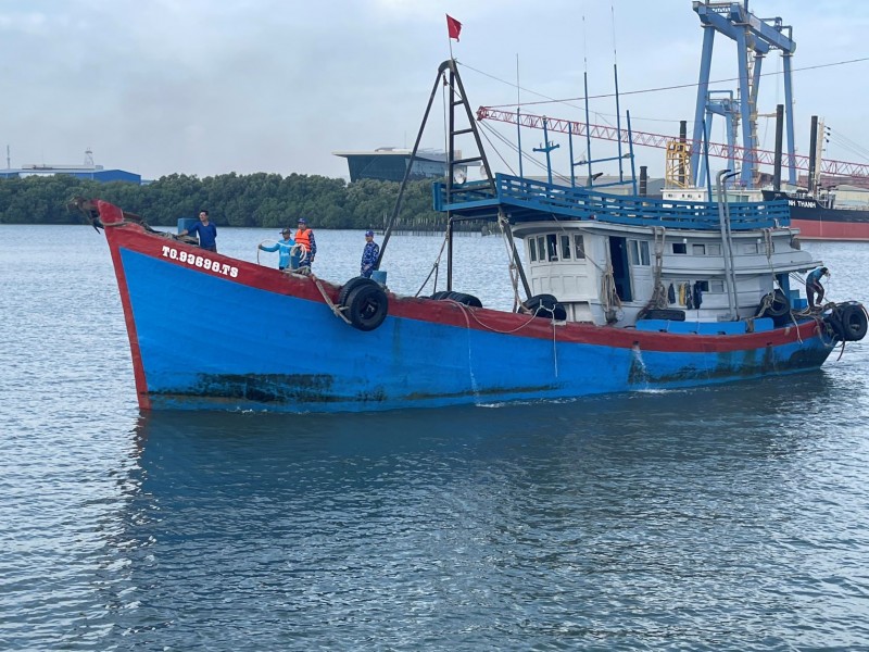 Bà Rịa Vũng Tàu: Cảnh sát biển tạm giữ 25.000 lít dầu DO không rõ nguồn gốc Bà Rịa Vũng Tàu: Cảnh sát biển tạm giữ 25.000 lít dầu DO không rõ nguồn gốc