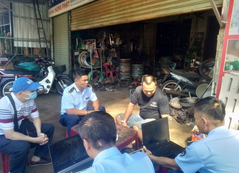 Lực lượng QLTT thực hiện kiểm tra tại cơ sở kinh doanh. Ảnh: Cục QLTT tỉnh Đắk Nông Lực lượng QLTT thực hiện kiểm tra tại cơ sở kinh doanh. Ảnh: Cục QLTT tỉnh Đắk Nông