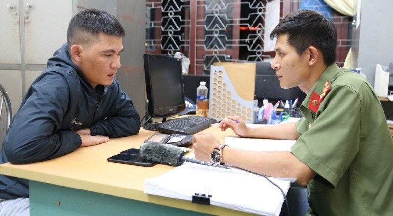 Đối tượng Trần Đình Ngọc khai nhận hành vi đưa người đồng bào dân tộc thiểu số vượt biên. Đối tượng Trần Đình Ngọc khai nhận hành vi đưa người đồng bào dân tộc thiểu số vượt biên.