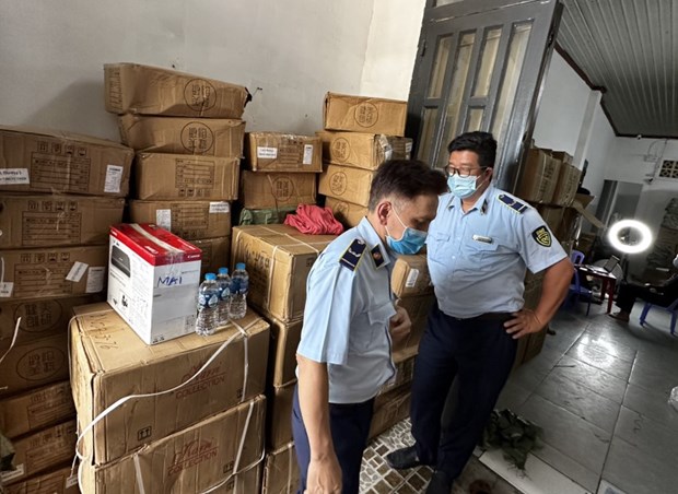 Phát hiện số lượng lớn nước hoa, mỹ phẩm có dấu hiệu nhập lậu, giả mạo hình ảnh 1 Phat hien so luong lon nuoc hoa, my pham co dau hieu nhap lau, gia mao hinh anh 1