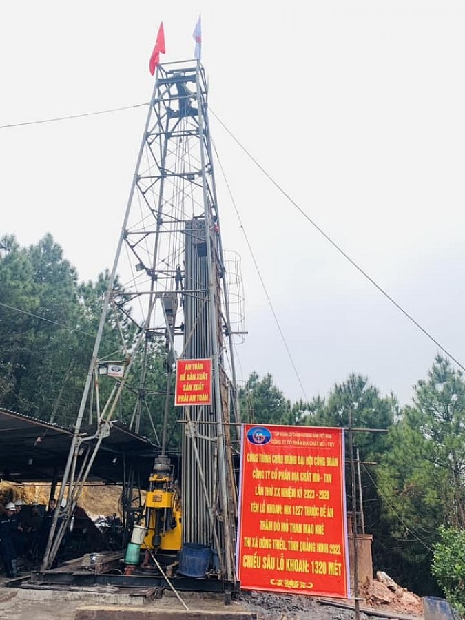 TKV thực hiện thành công mũi khoan thăm dò đạt độ sâu kỷ lục 1.320m TKV thực hiện thành công mũi khoan thăm dò đạt độ sâu kỷ lục 1.320m
