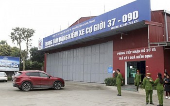 Bắt phó giám đốc và 2 kiểm định viên Trung tâm đăng kiểm 37-09D ở Nghệ An