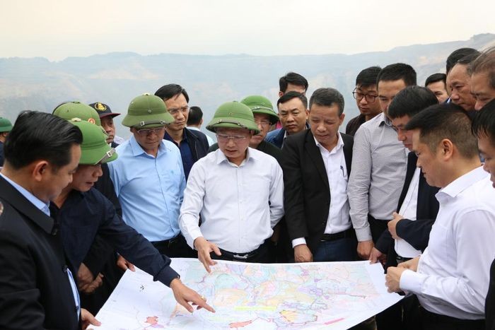 Ông Cao Tường Huy, Quyền Chủ tịch UBND tỉnh kiểm tra tại khu vực bãi thải mỏ Bắc Bàng Danh (TP Hạ Long, tỉnh Quảng Ninh) Ảnh: QMG