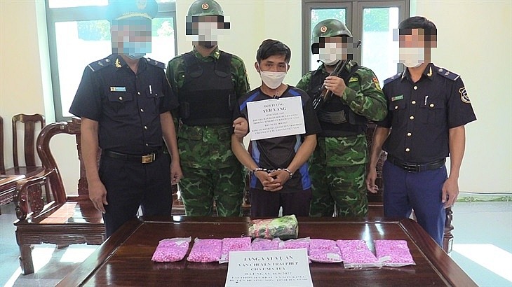 Đối tượng Yer Vang (đứng giữa) cùng tang vật khi bị bắt giữ ngày 16/8/2022