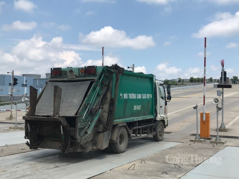 Người dân chặn xe chở rác vào khu xử lý Xuân Sơn: Cơ quan quản lý môi trường nói gì? Người dân chặn xe chở rác vào khu xử lý Xuân Sơn: Cơ quan quản lý môi trường nói gì?