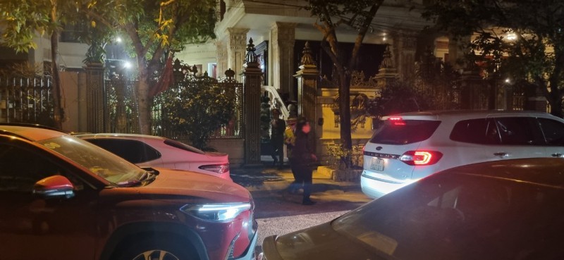 lực lượng công an tiến hành khám xét nhà riêng của ông Ca lực lượng công an tiến hành khám xét nhà riêng của ông Ca