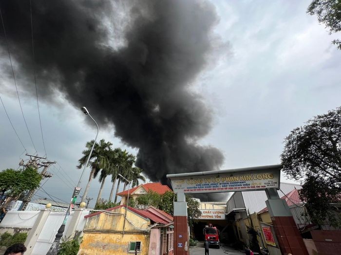 Đám cháy đã làm mật điện một số khu vực xung quanh Đám cháy đã làm mật điện một số khu vực xung quanh