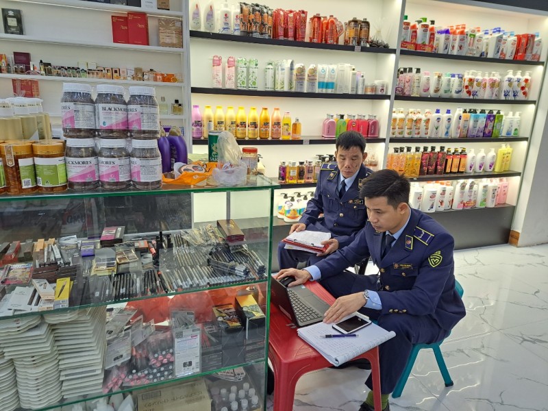 hộ kinh doanh Bùi Đình Hùng với số tiền 30 triệu đồng và buộc tiêu hủy toàn bộ hàng hóa vi phạm