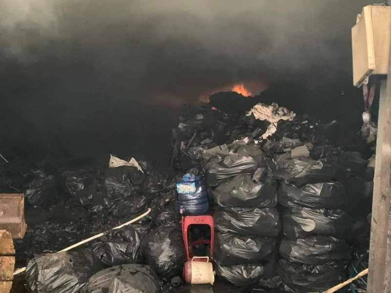 Quảng Ngãi: Kho than củi hàng trăm tấn bốc cháy trong đêm Quảng Ngãi: Kho than củi hàng trăm tấn bốc cháy trong đêm