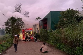 Tỉnh Quảng Ngãi: Kho than củi hàng trăm tấn bốc cháy trong đêm