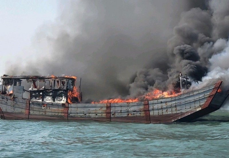 Chiếc bè đã bị cháy rụi hoàn toàn. Chiếc bè đã bị cháy rụi hoàn toàn.