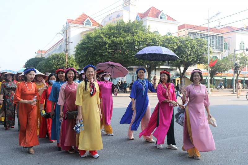 Đoàn rước của nhân dân kéo dài hàng cây số, rước thần du Xuân qua các cung đường chính của thành phố Đoàn rước của nhân dân kéo dài hàng cây số, rước thần du Xuân qua các cung đường chính của thành phố
