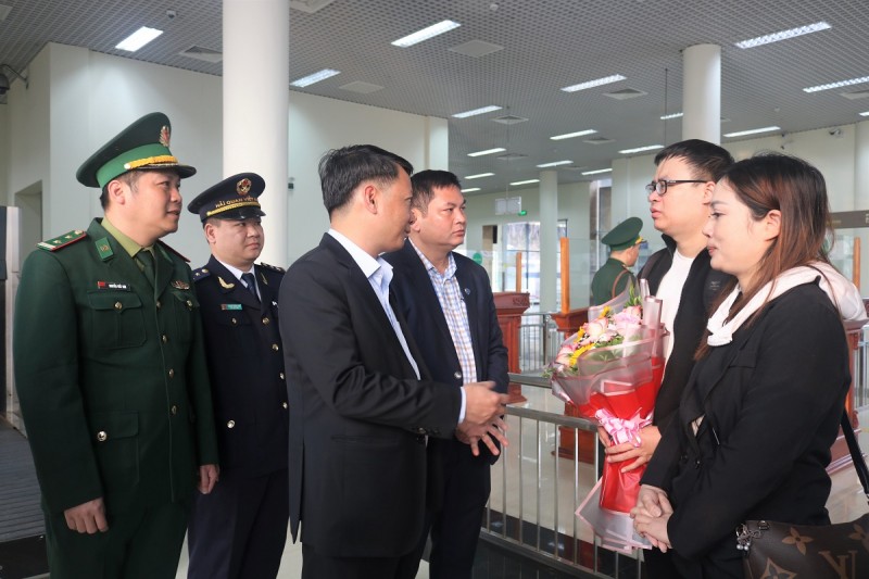 Lãnh đạo TP Móng Cái tặng hoa chúc mừng những công dân Việt Nam xuất cảnh sang Trung Quốc qua cửa khẩu Quốc tế Móng Cái Lãnh đạo TP Móng Cái tặng hoa chúc mừng những công dân Việt Nam xuất cảnh sang Trung Quốc qua cửa khẩu Quốc tế Móng Cái