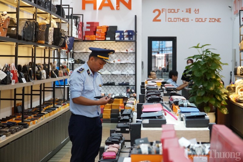 Đà Nẵng: Kiểm tra đột xuất, tạm giữ hàng trăm sản phẩm nghi giả mạo nhãn hiệu nổi tiếng