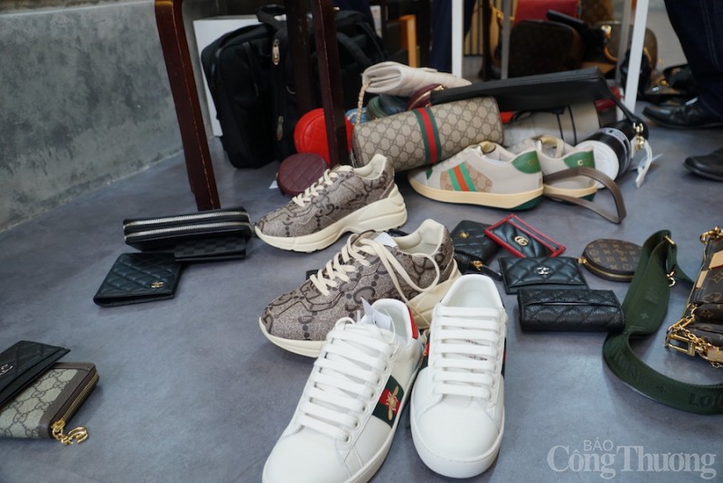 Đà Nẵng: Kiểm tra đột xuất, tạm giữ hàng trăm sản phẩm nghi giả mạo nhãn hiệu nổi tiếng