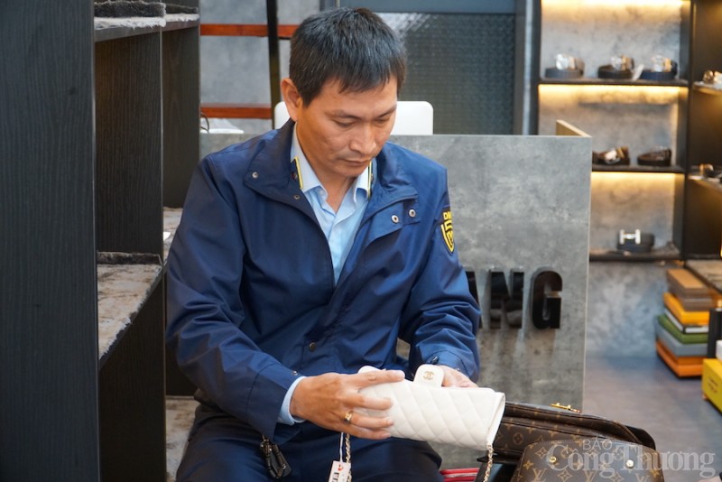 Đà Nẵng: Kiểm tra đột xuất, tạm giữ hàng trăm sản phẩm nghi giả mạo nhãn hiệu nổi tiếng