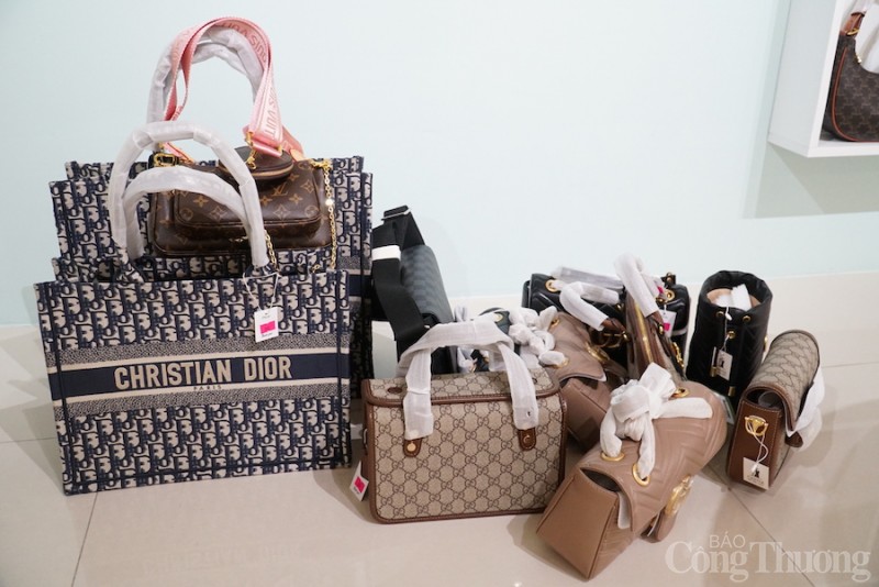 Đà Nẵng: Kiểm tra đột xuất, tạm giữ hàng trăm sản phẩm nghi giả mạo nhãn hiệu nổi tiếng