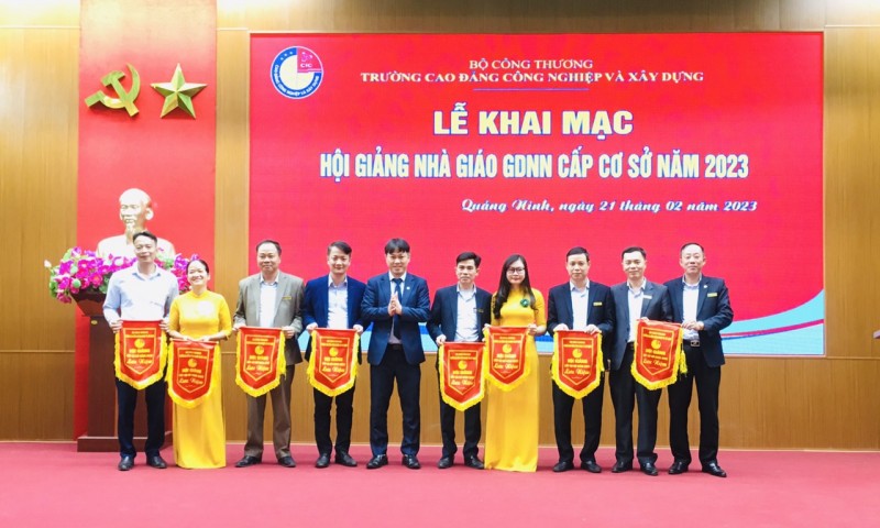 Lãnh đạo nhà trường trao cờ lưu niệm cho các đơn vị tham gia Lãnh đạo nhà trường trao cờ lưu niệm cho các đơn vị tham gia