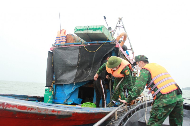 Cán bộ chiến sĩ Đồn Biên phòng Trà Cổ tiếp cận, giúp ngư dân xử lý hậu quả vụ đắm tàu (Ảnh QMG) Cán bộ chiến sĩ Đồn Biên phòng Trà Cổ tiếp cận, giúp ngư dân xử lý hậu quả vụ đắm tàu (Ảnh QMG)