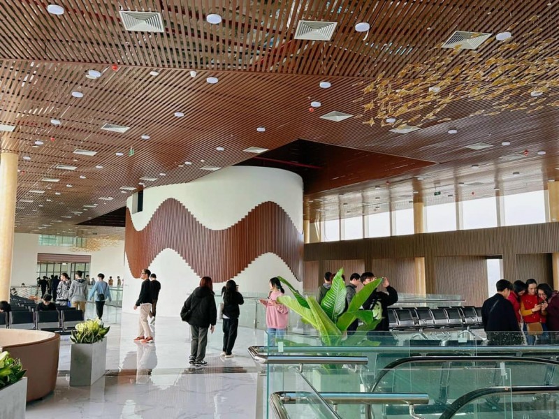 ối với các loại phí, lệ phí neo đậu, bến đỗ của tàu hoạt động tại cảng… sẽ miễn phí hoàn toàn trong tháng đầu khai thác, giảm 50% trong 2 tháng tiếp theo ối với các loại phí, lệ phí neo đậu, bến đỗ của tàu hoạt động tại cảng… sẽ miễn phí hoàn toàn trong tháng đầu khai thác, giảm 50% trong 2 tháng tiếp theo