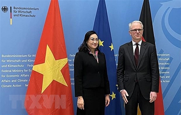 Thứ trưởng Bộ Công Thương Phan Thị Thắng và Quốc vụ khanh Bộ Kinh tế và Bảo vệ khí hậu liên bang Đức Udo Philipp. (Ảnh: Phương Hoa/TTXVN)
