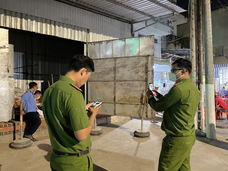 Hai cán bộ môi trường bị “giam” khi kiểm tra công trình xây dựng không phép Hai cán bộ môi trường bị “giam” khi kiểm tra công trình xây dựng không phép