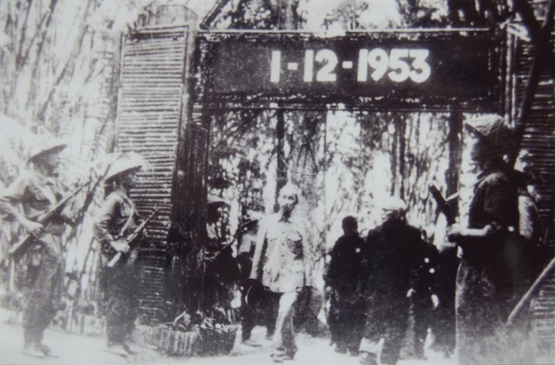 Chủ tịch Hồ Chí Minh, Cụ Tôn Đức Thắng đến dự phiên họp đặc biệt của Hội đồng Chính phủ tại Văn phòng Chủ tịch phủ - Thủ tướng phủ. Ảnh: Tư liệu. Chủ tịch Hồ Chí Minh, Cụ Tôn Đức Thắng đến dự phiên họp đặc biệt của Hội đồng Chính phủ tại Văn phòng Chủ tịch phủ - Thủ tướng phủ. Ảnh: Tư liệu.