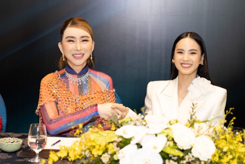 Bà Anne Jakkaphong Jakrajutatip bên giám đốc quốc gia của Miss Universe Vietnam Quỳnh Nga. (Ảnh: Miss Universe Việt Nam) Bà Anne Jakkaphong Jakrajutatip bên giám đốc quốc gia của Miss Universe Vietnam Quỳnh Nga. (Ảnh: Miss Universe Việt Nam)