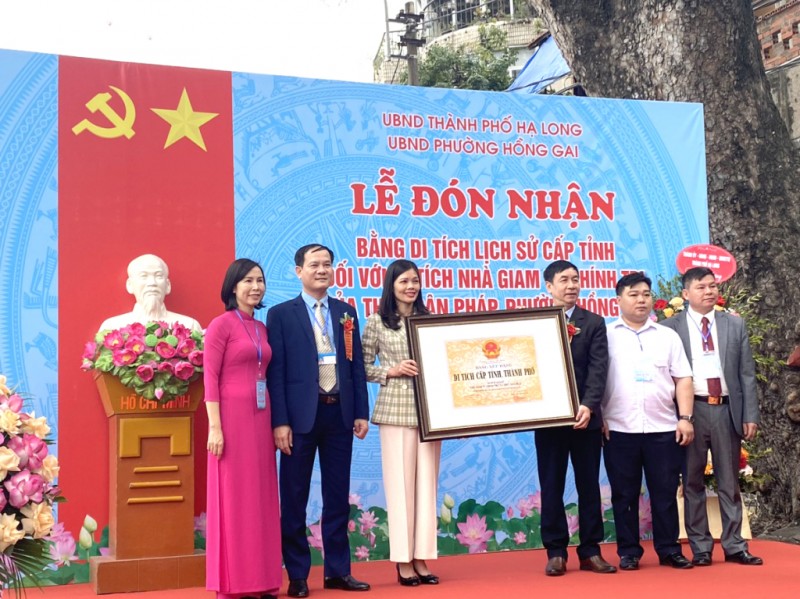 BND TP Hạ Long đón nhận bằng xếp hạng cấp tỉnh đối với di tích lịch sử Nhà giam tù chính trị của thực dân Pháp. (Ảnh QMG) BND TP Hạ Long đón nhận bằng xếp hạng cấp tỉnh đối với di tích lịch sử Nhà giam tù chính trị của thực dân Pháp. (Ảnh QMG)