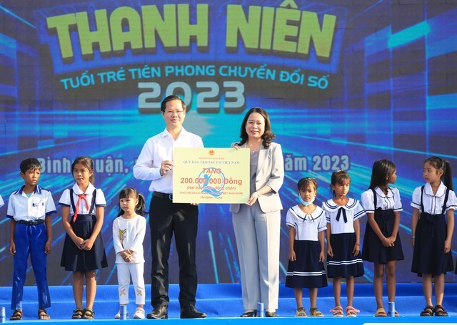 Quyền chủ tịch nước trao tặng quà cho thiếu nhi và người dân khó khăn tại Lễ khởi động Tháng Thanh niên 2023 Quyền chủ tịch nước trao tặng quà cho thiếu nhi và người dân khó khăn tại Lễ khởi động Tháng Thanh niên 2023