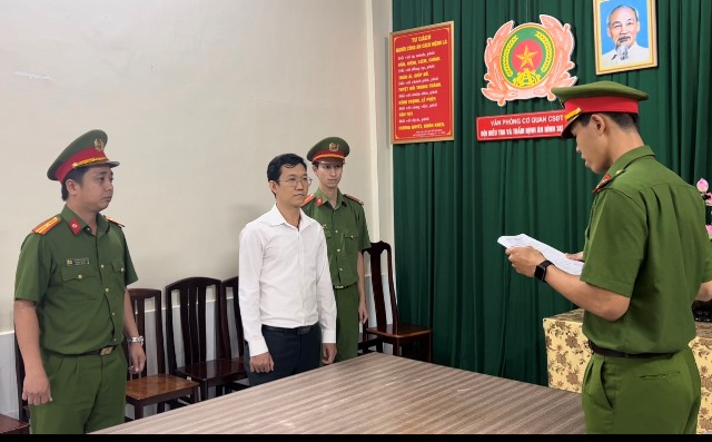 Vụ Nguyễn Phương Hằng: Vì sao Công an TPHCM khởi tố Đặng Anh Quân, Đặng Thị Hàn Ni và Trần Văn Sỹ? - Ảnh 1. Vụ Nguyễn Phương Hằng: Vì sao Công an TPHCM khởi tố Đặng Anh Quân, Đặng Thị Hàn Ni và Trần Văn Sỹ? - Ảnh 1.