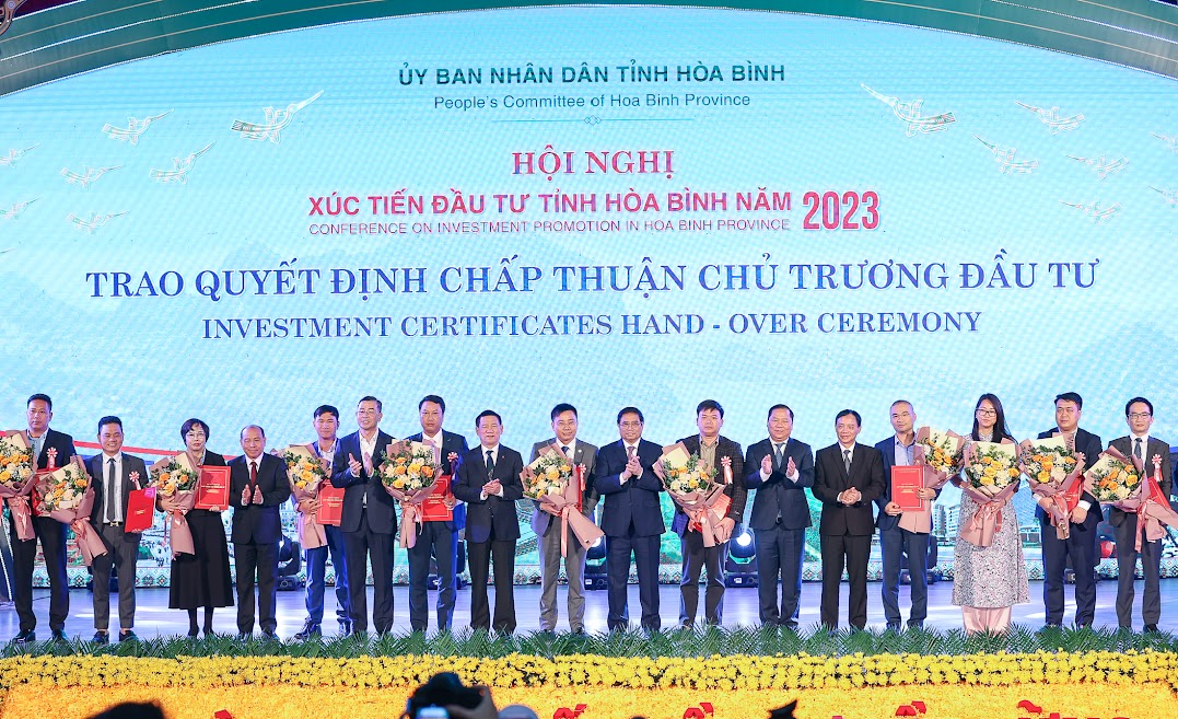 Thủ tướng nêu các định hướng chiến lược để Hòa Bình trở thành điểm sáng mới về thu hút đầu tư - Ảnh 8. Thủ tướng nêu các định hướng chiến lược để Hòa Bình trở thành điểm sáng mới về thu hút đầu tư - Ảnh 8.