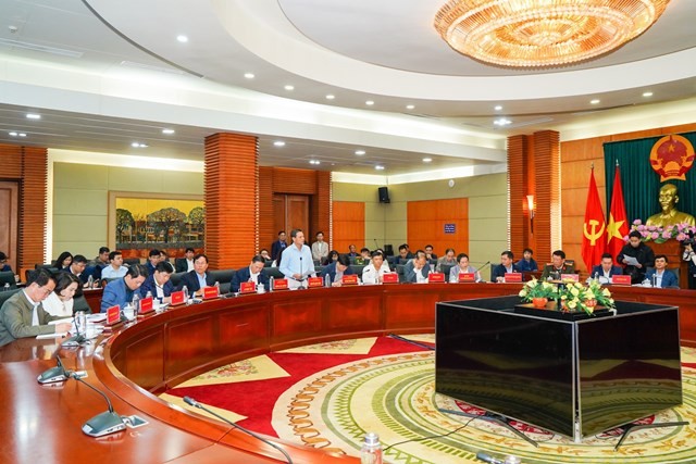 Chủ tịch UBND TP Hải Phòng Nguyễn Văn Tùng có buổi đối thoại với các tiểu thương kinh doanh tại chợ Tam Bạc Chủ tịch UBND TP Hải Phòng Nguyễn Văn Tùng có buổi đối thoại với các tiểu thương kinh doanh tại chợ Tam Bạc