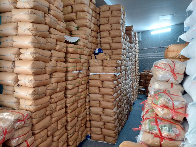 TP HCM: Bắt giữ gần 40 tấn đường cát nghi nhập lậu gần chợ Bình Tây - Ảnh 2. TP HCM: Bắt giữ gần 40 tấn đường cát nghi nhập lậu gần chợ Bình Tây - Ảnh 2.