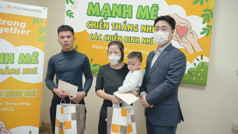 Chuyến thiện nguyện ý nghĩa của Công ty Chứng khoán KB Việt Nam tại Bệnh viện Nhi Trung trương